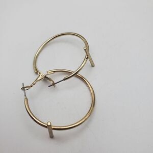 T round‎ hoop earrings gold toned